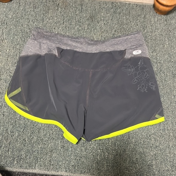 Sugoi athletic  shorts size small - Picture 8 of 8